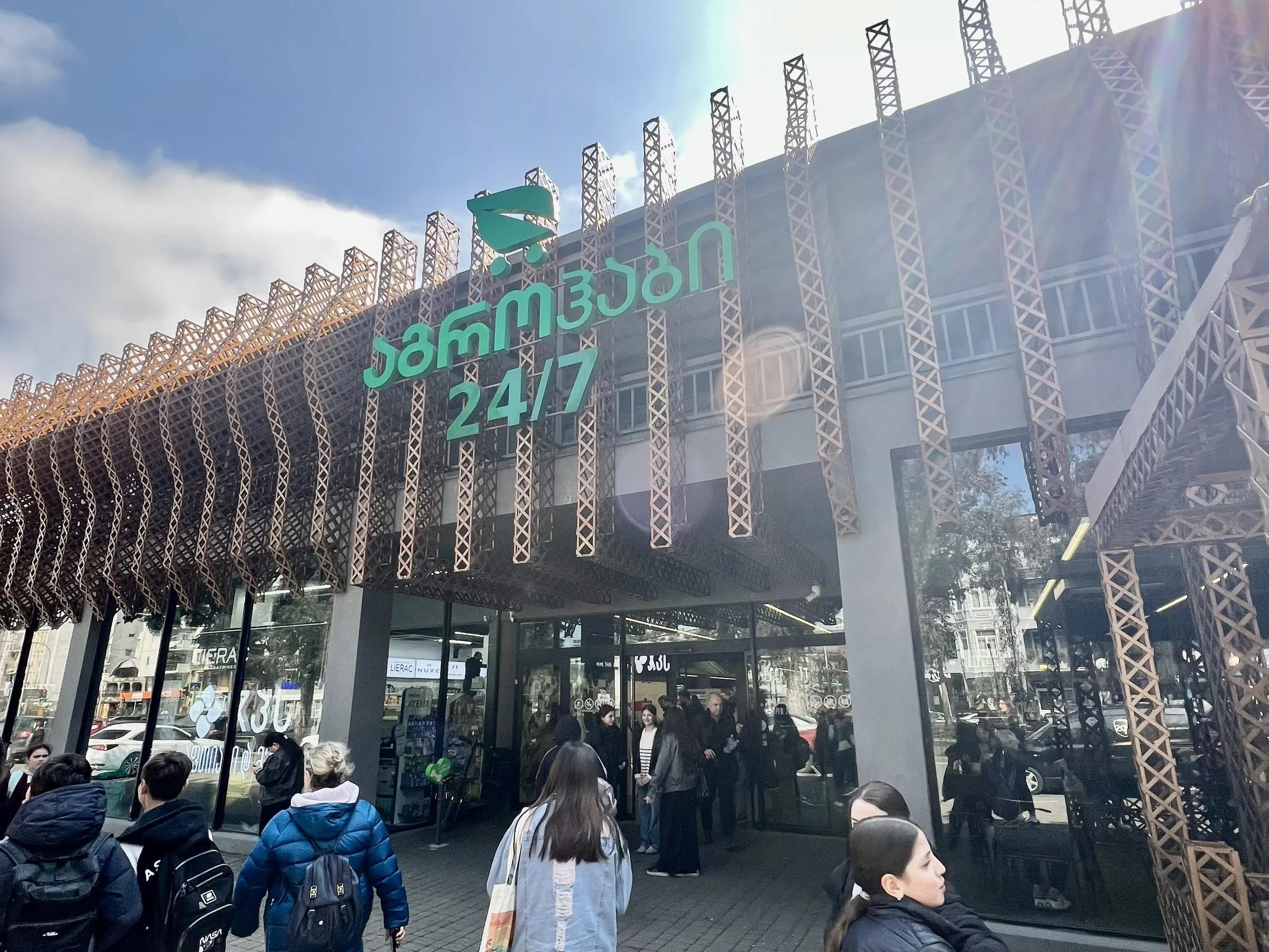 Agrohub, Hypermarkt & Café